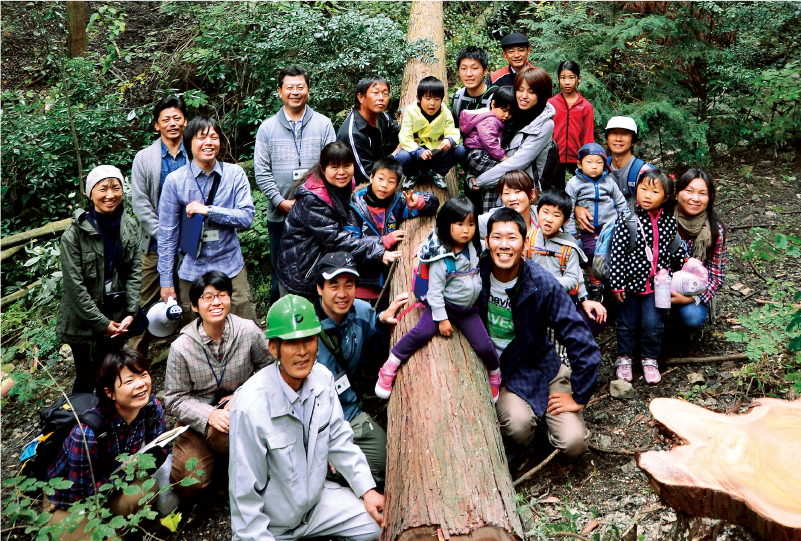伐採ツアーを主催した豊田均さん（前列中央左）、菅徹夫さん（豊田さん右後）と、ツアーに参加した人たち