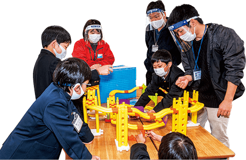 「レールブロック」を使った高度な遊びに挑戦する、東かがわ市立白鳥小中学校の小学3年生たち