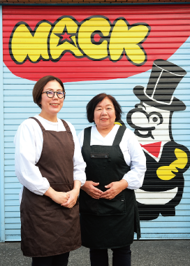 和田さん（左）と母の佳さん。久保田商会がデザインしたキャラクターは、今も現役