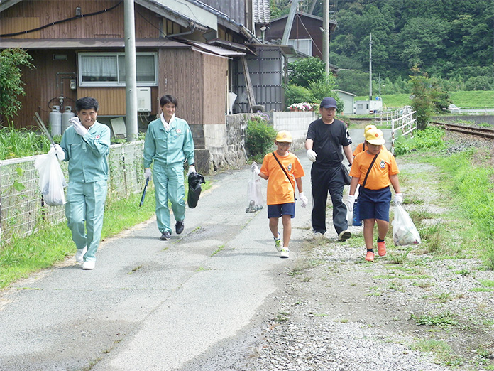 地元小学生との清掃活動