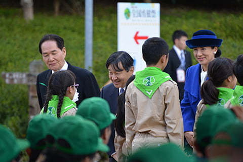 森林活動について少年団の子どもたちとお話しされる皇太子ご夫妻