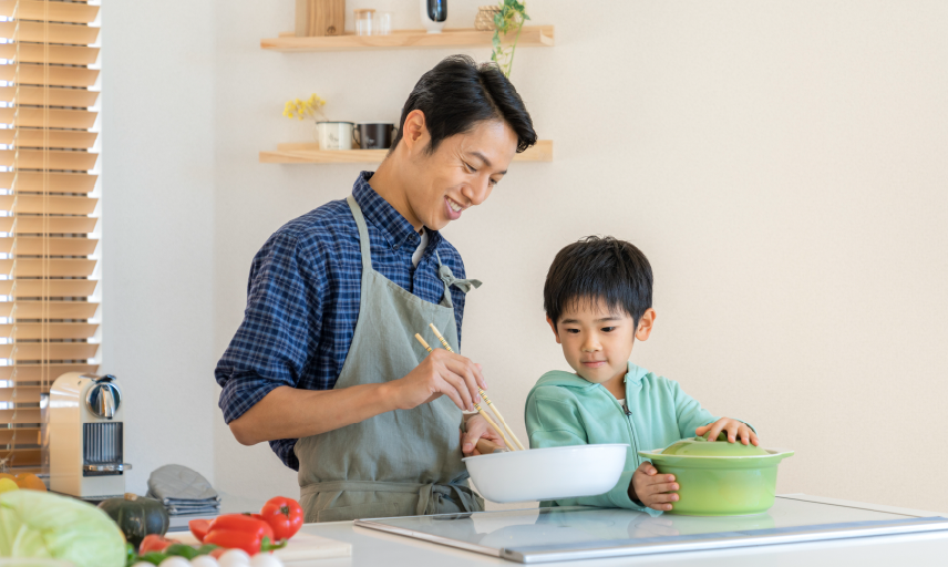 父親と子供がIHクッキングヒーターで料理をしている様子