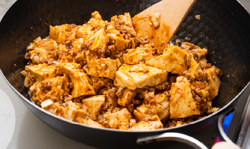 麻婆豆腐を調理している写真