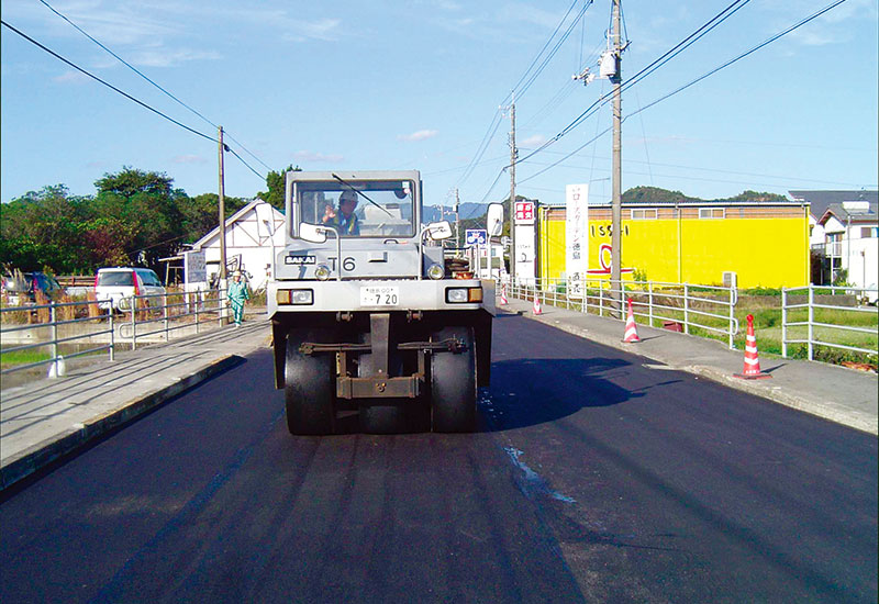 道路の舗装材にする