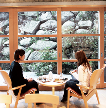 窓越しに松山城の石垣が見える「ムスタキビ」では、愛媛県産の日本茶が楽しめる