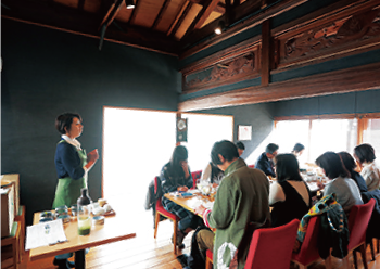 「ひだまり小路 土佐茶カフェ」で開催された土佐茶サポーター養成講座の様子。講座は3年前から始まり、これまでに100人以上の土佐茶サポーターが誕生している