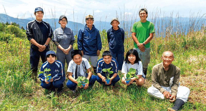 万次郎カボチャの植え付けは、地元の農家の方と嶺北高校の生徒（農業コースの有志）が力を合わせ、幅広い世代での作業となった