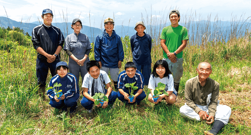 万次郎カボチャの植え付けは、地元の農家の方と嶺北高校の生徒(農業コースの有志)が力を合わせ、幅広い世代での作業となった