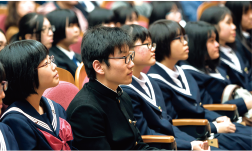 一つ一つの作品に対する講評に熱心に聞き入る学生たち