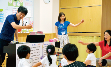 子どもの目線で見学できるガラス張りのオープンキッチン