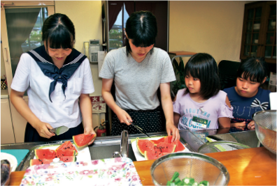 「えいや家」での調理の様子