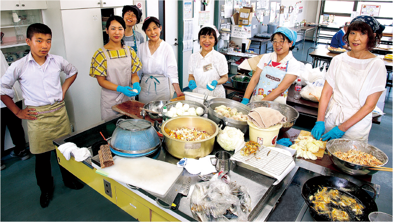 「水曜校時カフェ」のボランティアスタッフは年齢もさまざま。中学生から年配の方までが、自分にできることをできる範囲で続けている