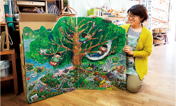 森の重要性を伝えるオリジナルの木製絵本。妻・佐智子さんも木の魅力を伝える活動を行う