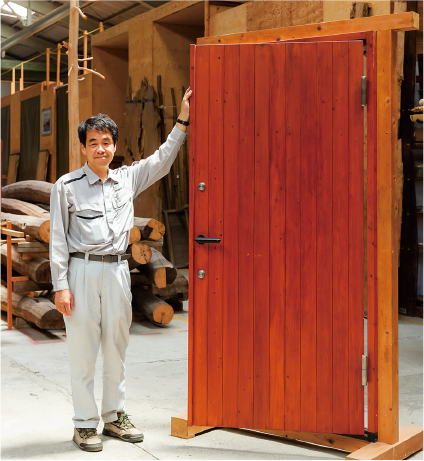 「菅組」では県産ヒノキのドアも製作している