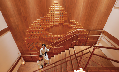 階段を上がりながら見られるのは、薬師寺西塔（奈良県）の再建でも使用された和釘が打ち込まれた、湯玉の装飾壁