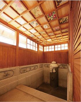 貸し切りの特別浴室は2室ある。「特別浴室2」は、松やシャクナゲなど道後に来られた天皇ゆかりの模様を天井画で表現している