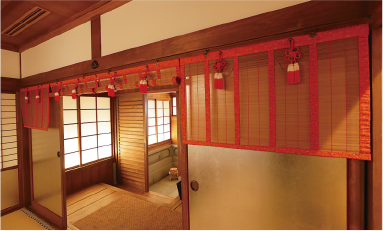 井原さんの作品は「特別浴室2」に飾られている