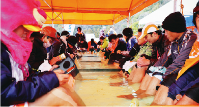 足湯で疲れを癒すランナー