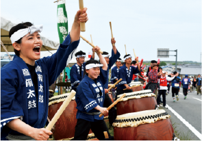 力強い太鼓の音で、ランナーを奮い立たせる鴨島鳳翔（ほうしょう）太鼓