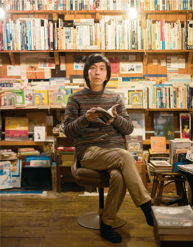 「なタ書」の藤井佳之さんは、「完全予約制の古本屋」という全国でも珍しい形態で営業