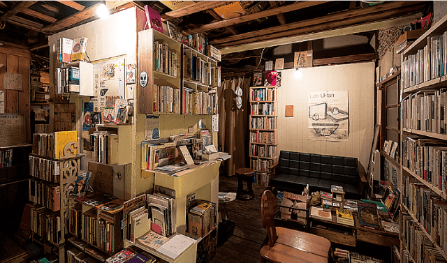 古い建物の２階にある「なタ書」。本の迷宮に迷い込んだかのようなカオスな雰囲気もまた魅力だ