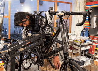 店舗１階では修理や調整も行っており、自転車好きが集う場になっている