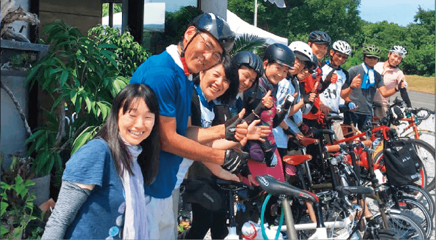仲間と結成したグループ「ブラぱんだ」のサイクリングの様子。
                                「ミニベロでも、淡路島の観光地巡りができました」