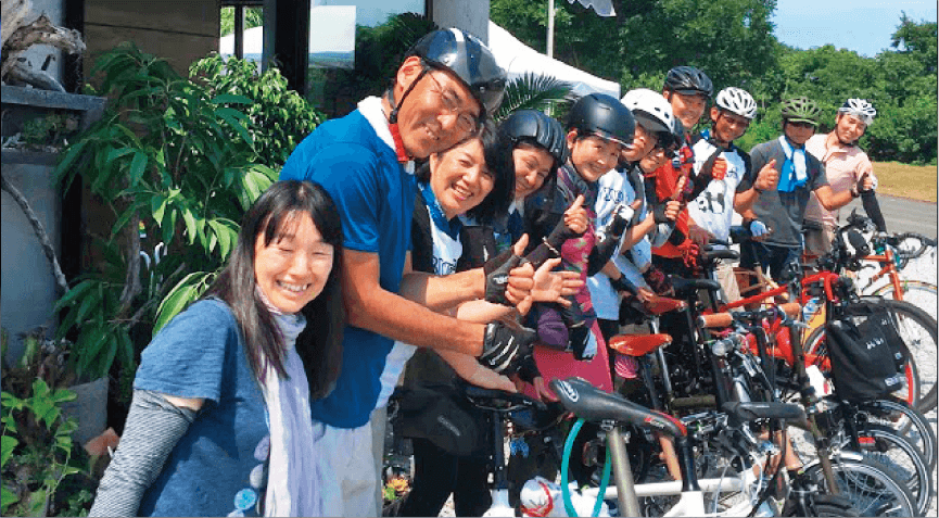 仲間と結成したグループ「ブラぱんだ」のサイクリングの様子。
                                「ミニベロでも、淡路島の観光地巡りができました」