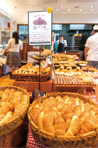 店の中央に置かれた「塩パン」は、10個、20個とまとめ買いする人も多い