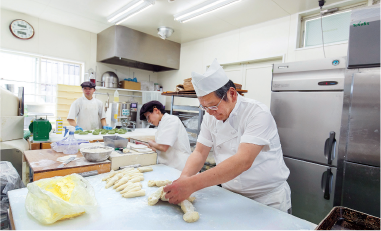 「休日は焼いても、焼いても追いつかないほど」と忙しく手を動かす平田社長