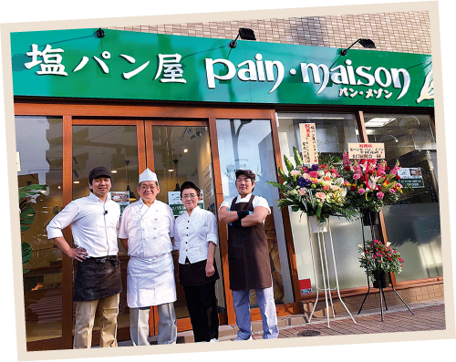 平成30年2月に東京墨田区で開業した姉妹店。東京スカイツリーからも近い場所にある。左から、次男の克武さん、平田社長、奥さまの由紀恵さん、長男の将武さん