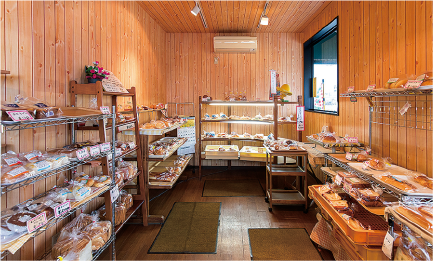 工場に併設された直営店舗。ここでも「ぼうしパン」は人気だ。ぼうしパンは１個130円