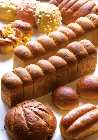 食パンやメロンパンなど、篠﨑ベーカリーで買えるはだか麦のパン