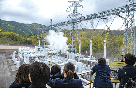 海に近い場所に位置するため、絶縁体に付着した塩分を洗い流す作業が月に一度行われている。高い水圧で洗浄される様は、見学者から大きな歓声が上がるほど圧巻の迫力