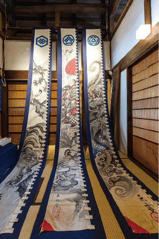 「西川屋 赤岡旧本店」に飾られた絵金の幟（中央）