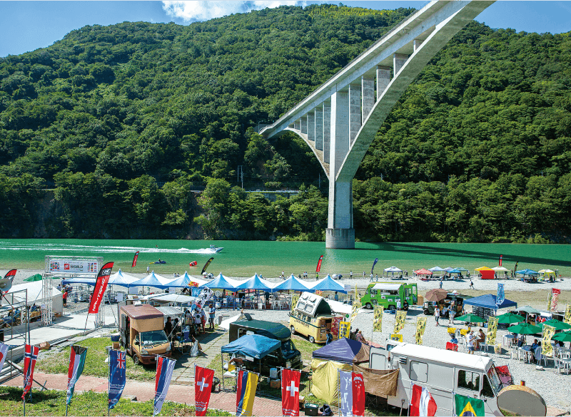 周囲を山に囲まれたイケダ湖。湖上を徳島自動車道の「池田へそっ湖大橋」が通る