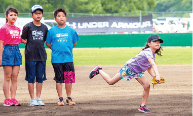 練習のかたわら、子どもたちはウェイクボード世界選手権大会のPRにも一役買った。池田球場にて、四国アイランドリーグplusの開幕戦始球式を行う様子