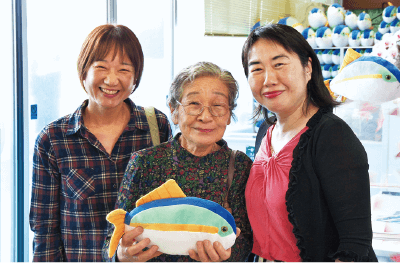 高知市から訪れた澤本さん（中央）と2人の娘さん。「昔、住んでいた場所にまさか水族館ができるなんて」と懐かしそうに話す