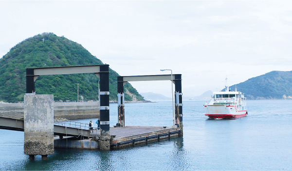 本浦港の船着場。佐柳島行きのフェリーは多度津港から1日3便が本浦港へ、1便が長崎港に定期運行している