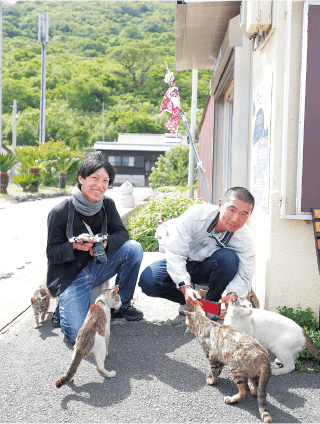 「猫の写真を撮りたい」とやって来た観光客。本浦港でフェリーを下船するやいなや猫に囲まれてうれしそう