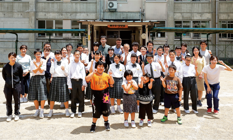 別子小・中学校の児童・生徒と先生方の集合写真