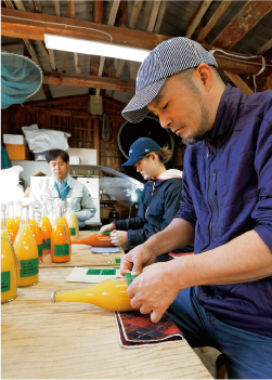 ジュースのラベル貼り