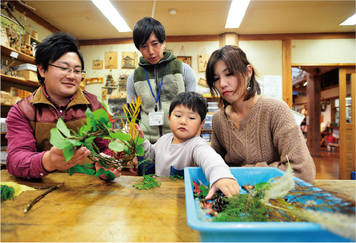 リース作りに挑戦する様子