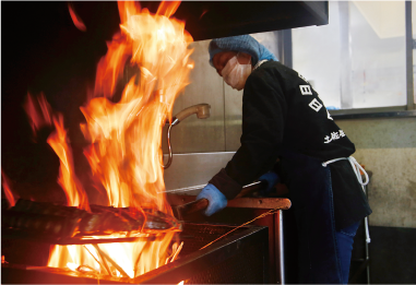 カツオのたたきをわら焼きで作る様子