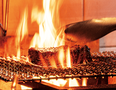 炭と薪で熟成肉の表面を炙り、薫りをつける