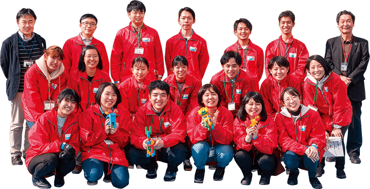 「おもちゃ王国」での実習に参加した学生たち。3列目左端は、阪根特命教授とともに共同研究を実施してきた湯地宏樹(ゆじひろき)教授