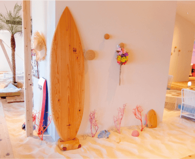 「星野リゾート リゾナーレ熱海」の部屋に展示されているサーフボード