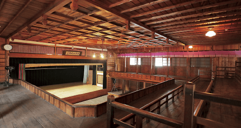 2階の桟敷席や格天井（ごうてんじょう）など、木組みの美しさを見ることができる「ゆすはら座」内部
