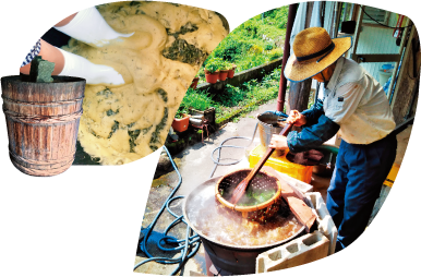 お茶の仕込み時期は毎年7月から8月にかけて。摘みとった茶葉を大釜で茹でた後、桶に2週間以上漬けて発酵させる