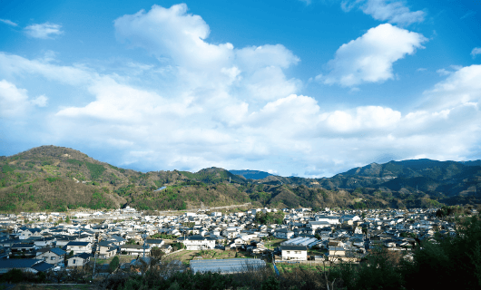 山々に抱かれた砥部町はのどかな雰囲気。町内とその周辺地域には約100軒の窯元が点在している